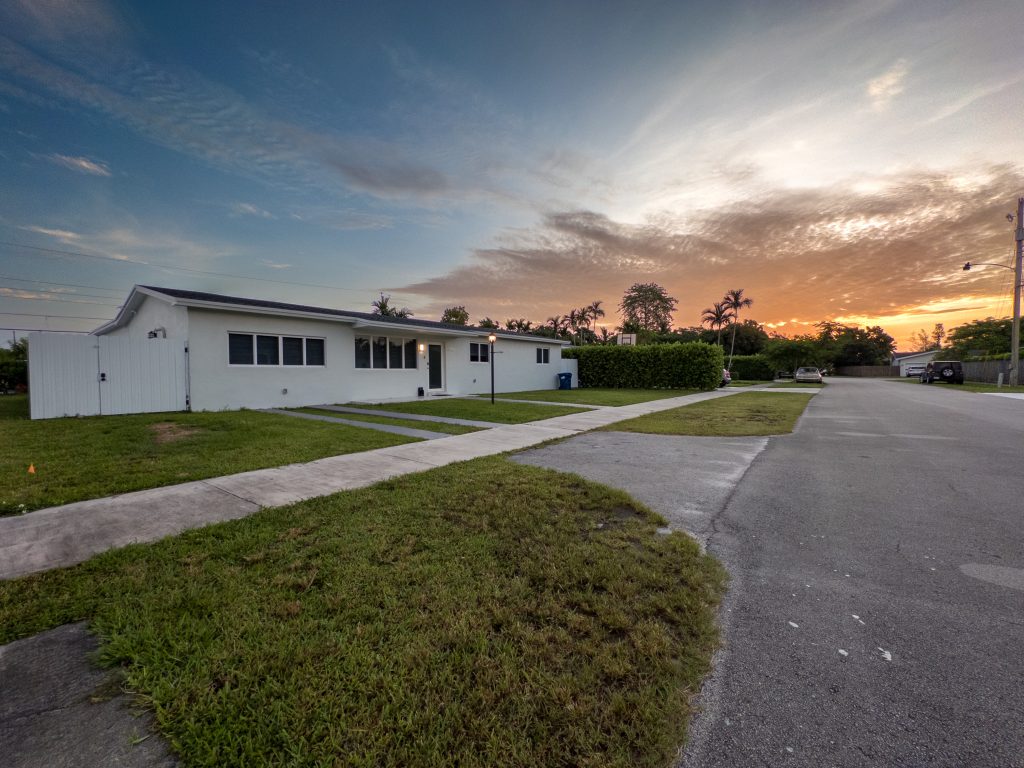Private studio suite by Tropical Park - Westchester - room for rent in Miami
